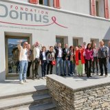 Mathias Reynard, conseiller d'Etat en charge de la santé (à gauche), et une partie de l'équipe de la Fondation Domus lors de l'inauguration du foyer à Ardon
